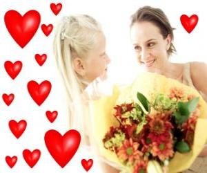 yapboz annesi ve kırmızı kalpler için bir buket çiçek ile Kız